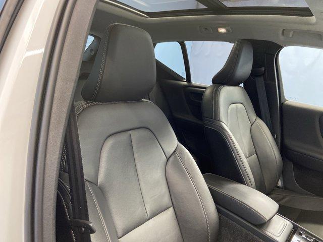 Photo of 2025 Crystal White Volvo XC40