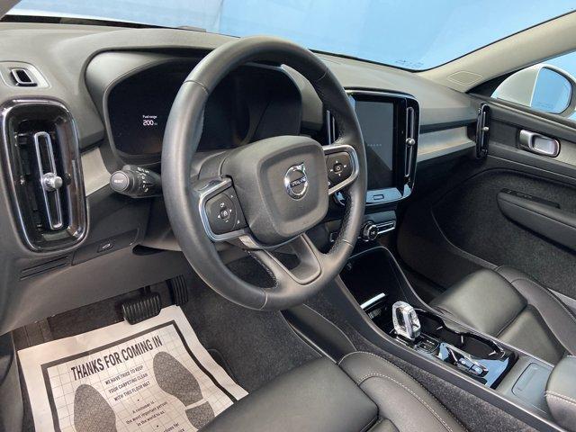 Photo of 2025 Crystal White Volvo XC40