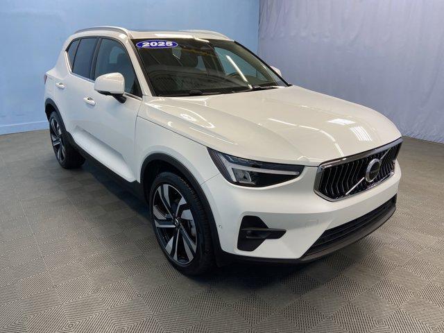 Photo of 2025 Crystal White Volvo XC40