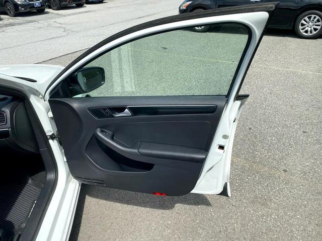 Photo of 2018 Pure White w/Black Roof Volkswagen Jetta