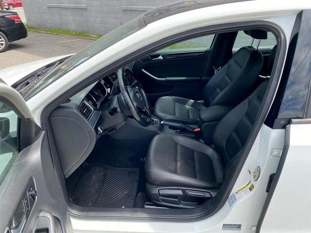 Photo of 2018 Pure White w/Black Roof Volkswagen Jetta