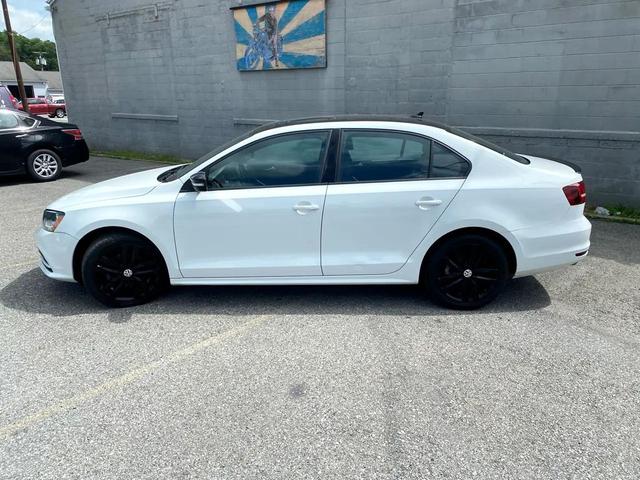 Photo of 2018 Pure White w/Black Roof Volkswagen Jetta