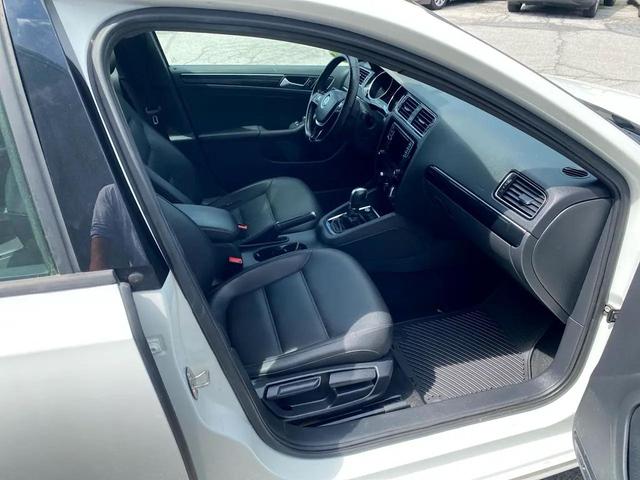 Photo of 2018 Pure White w/Black Roof Volkswagen Jetta
