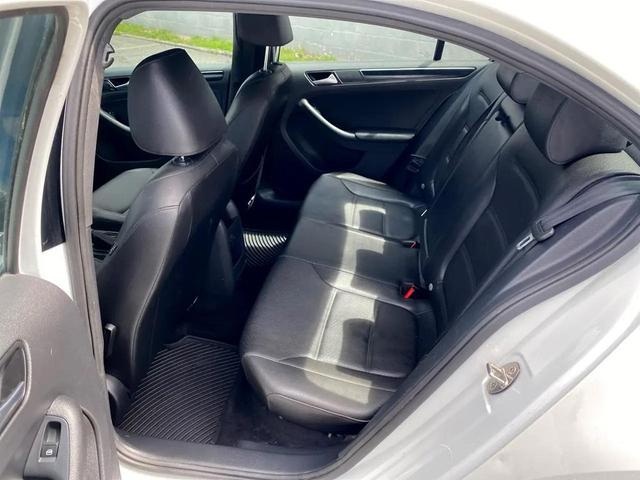 Photo of 2018 Pure White w/Black Roof Volkswagen Jetta