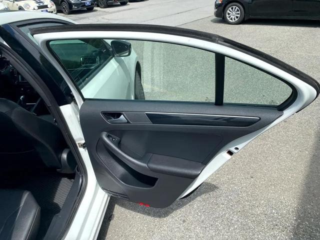 Photo of 2018 Pure White w/Black Roof Volkswagen Jetta