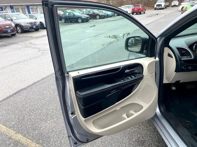 Photo of 2019 Granite Pearlcoat Dodge Grand Caravan