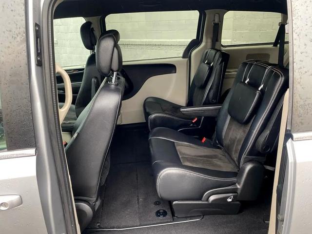 Photo of 2019 Granite Pearlcoat Dodge Grand Caravan