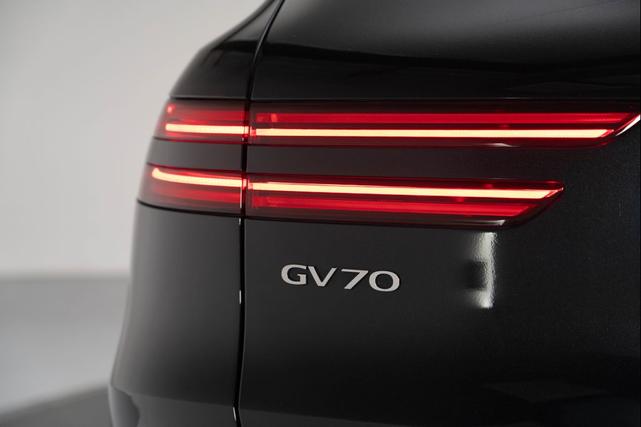 Photo of 2023 Vik Black Genesis GV70