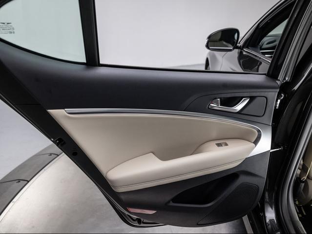 Photo of 2026 Makalu Gray Genesis G70