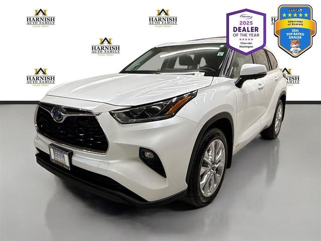 Photo of 2023 Wind Chill Pearl Toyota Highlander Hybrid