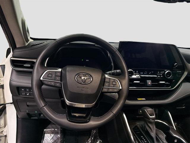 Photo of 2023 Wind Chill Pearl Toyota Highlander Hybrid