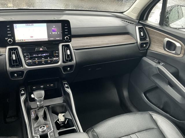Photo of 2022 Glacial White Pearl Kia Sorento