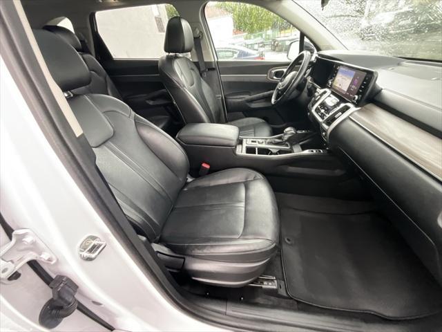 Photo of 2022 Glacial White Pearl Kia Sorento