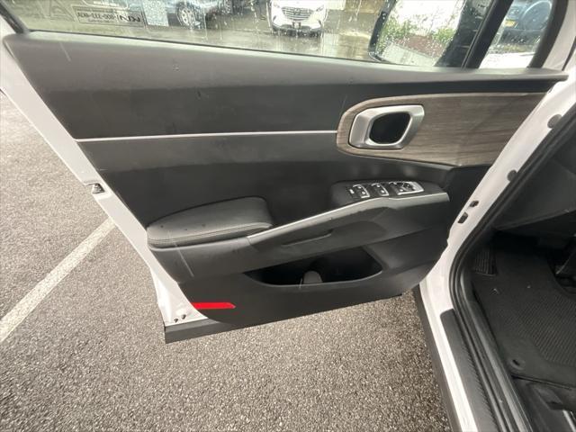 Photo of 2022 Glacial White Pearl Kia Sorento