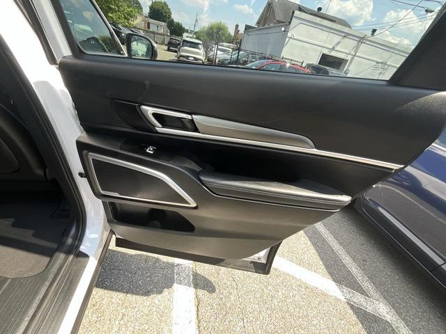 Photo of 2021 Glacial White Pearl Kia Telluride