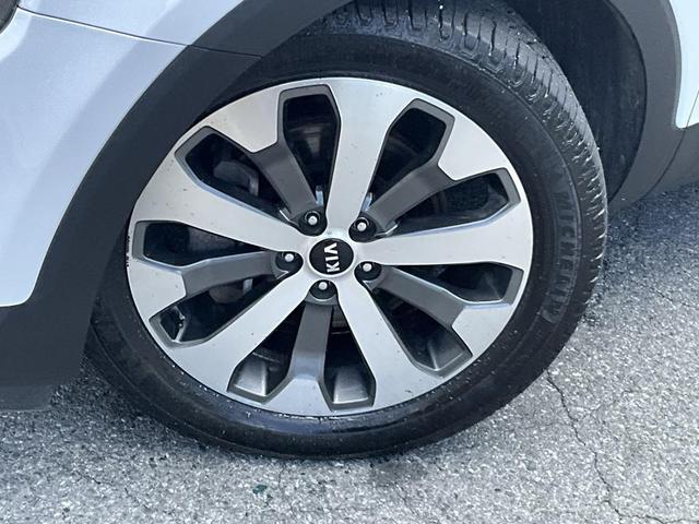 Photo of 2021 Glacial White Pearl Kia Telluride