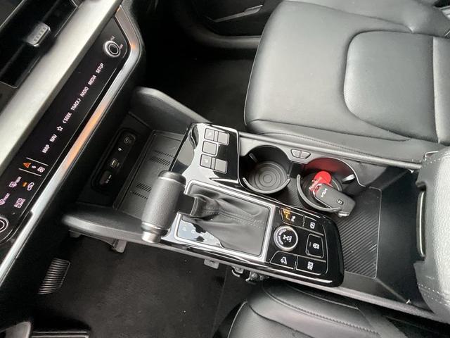 Photo of 2025 Glacial White Pearl Kia Sportage