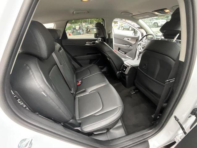 Photo of 2025 Glacial White Pearl Kia Sportage