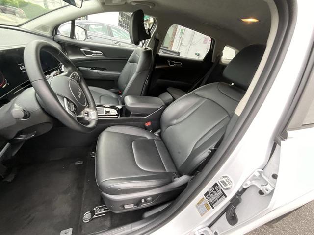 Photo of 2025 Glacial White Pearl Kia Sportage