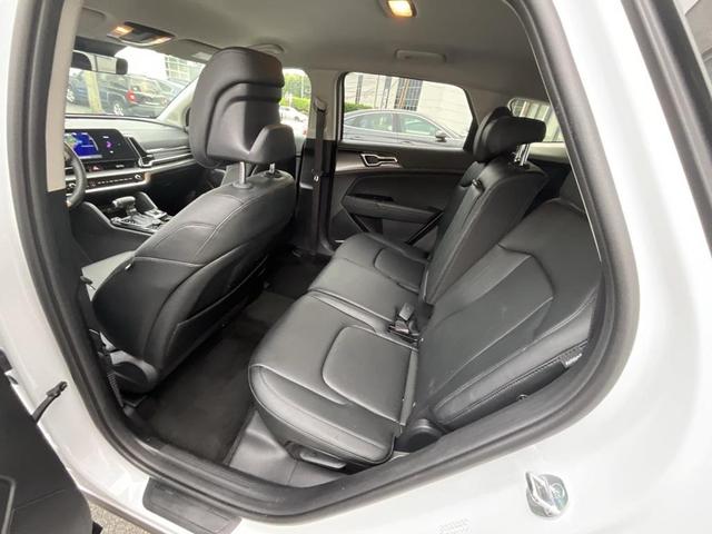 Photo of 2025 Glacial White Pearl Kia Sportage
