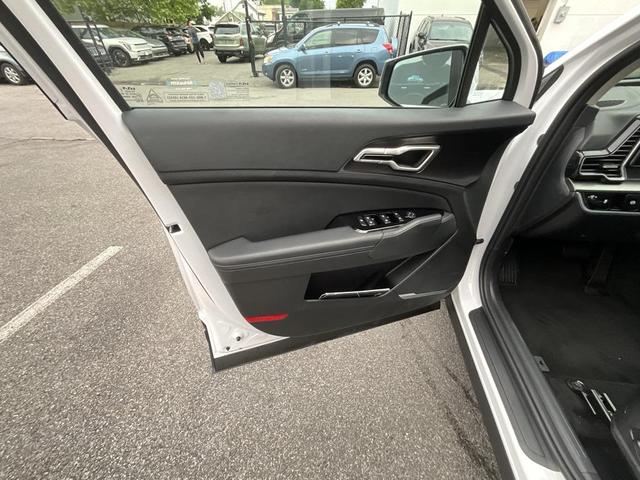 Photo of 2025 Glacial White Pearl Kia Sportage