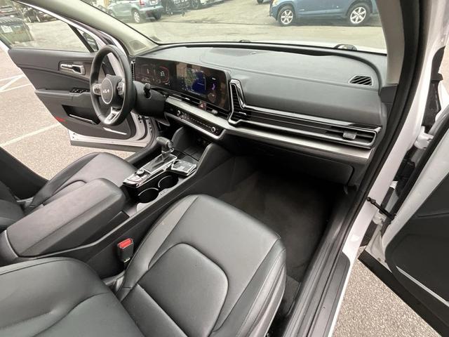 Photo of 2025 Glacial White Pearl Kia Sportage