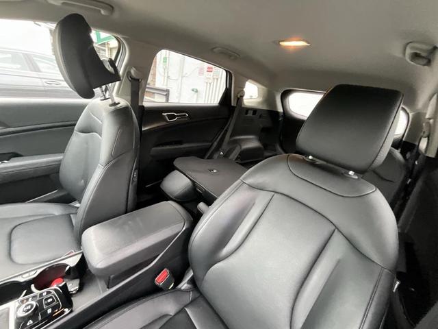 Photo of 2025 Glacial White Pearl Kia Sportage