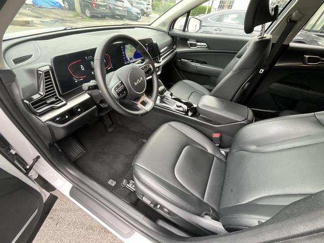 Photo of 2025 Glacial White Pearl Kia Sportage