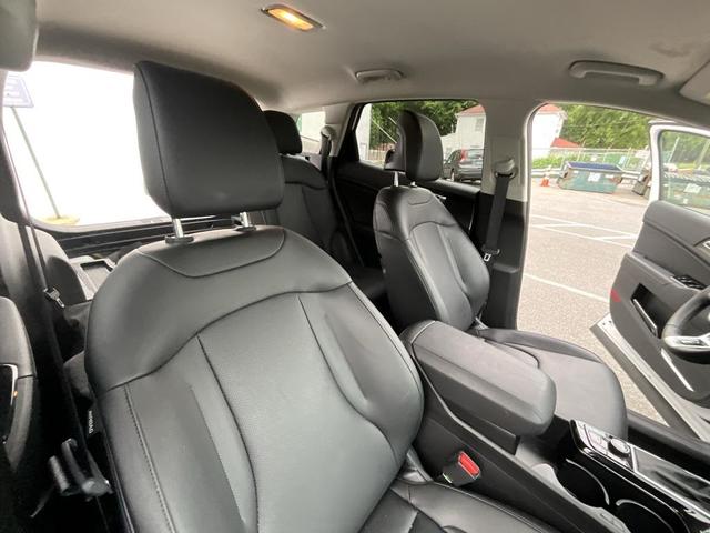 Photo of 2025 Glacial White Pearl Kia Sportage