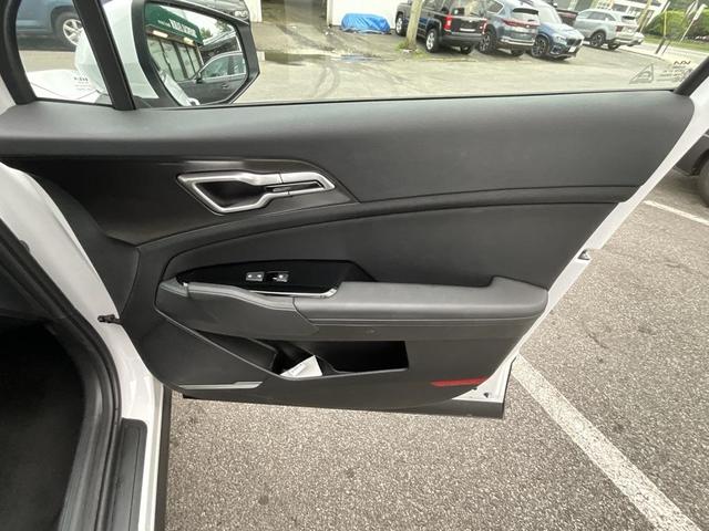 Photo of 2025 Glacial White Pearl Kia Sportage