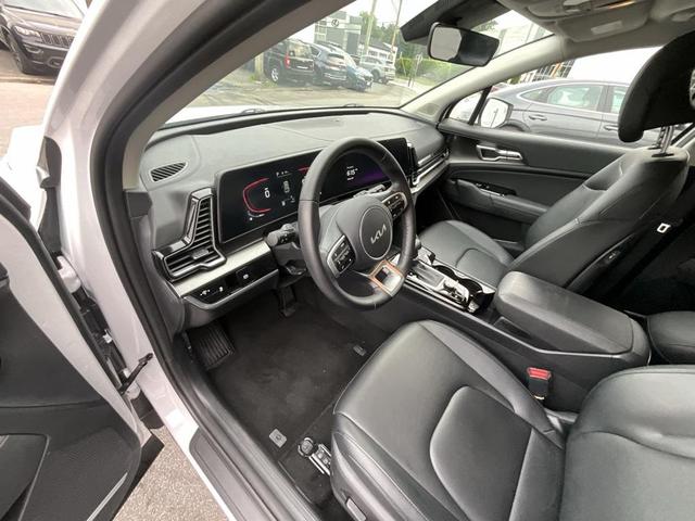 Photo of 2025 Glacial White Pearl Kia Sportage
