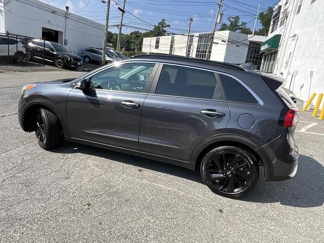 Photo of 2019 Platinum Graphite Kia Niro