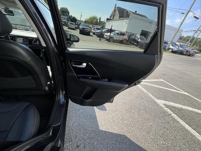 Photo of 2019 Platinum Graphite Kia Niro