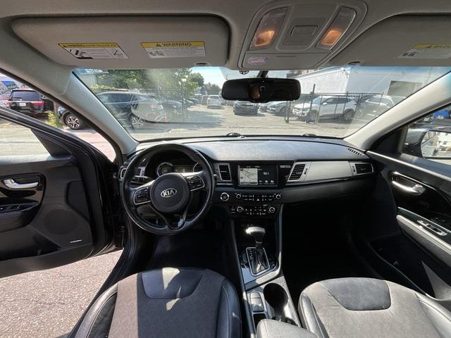 Photo of 2019 Platinum Graphite Kia Niro