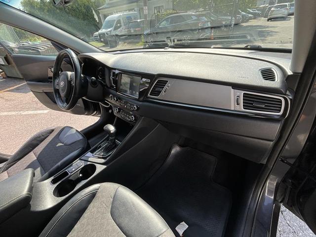Photo of 2019 Platinum Graphite Kia Niro