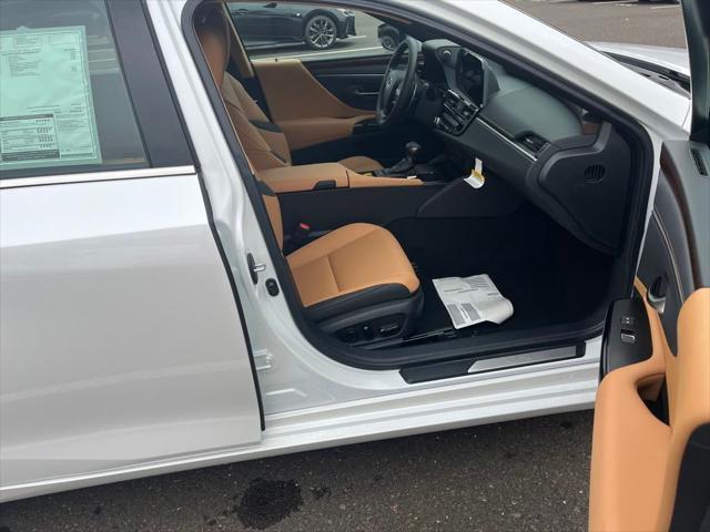 Photo of 2025 White Pearl Lexus ES 300h