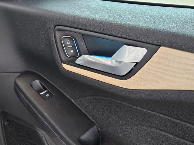 Photo of 2022 Star White Metallic Tri-Coat Ford Escape
