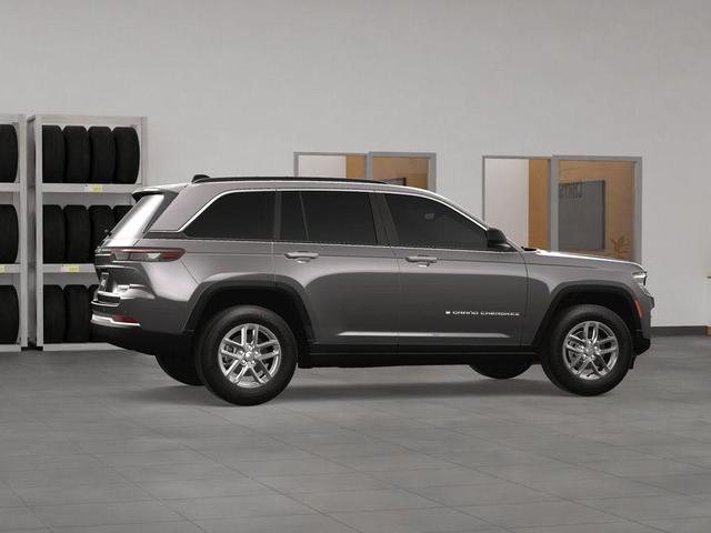 Photo of 2025 Metallic Jeep Grand Cherokee