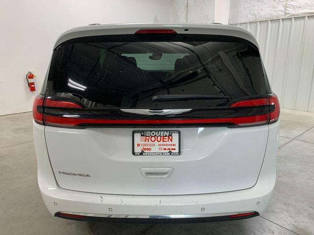 Photo of 2022 Bright White Clearcoat Chrysler Pacifica