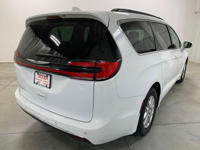 Photo of 2022 Bright White Clearcoat Chrysler Pacifica
