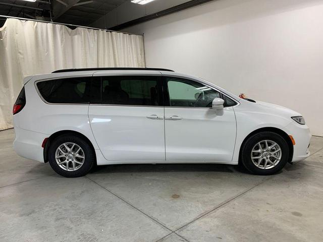 Photo of 2022 Bright White Clearcoat Chrysler Pacifica