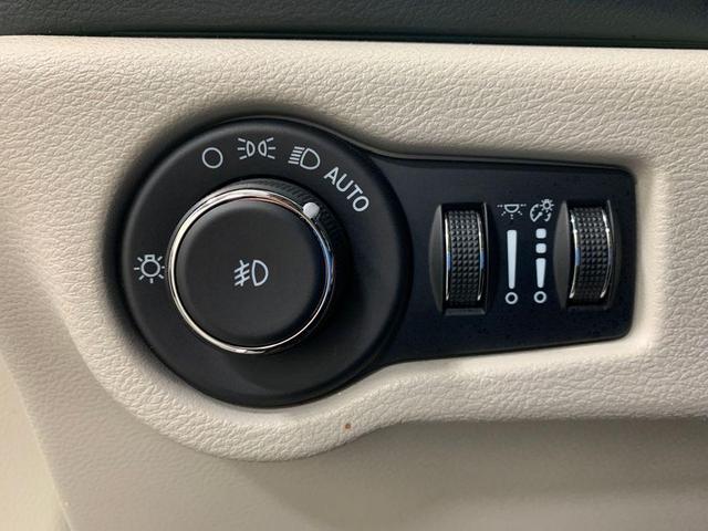 Photo of 2022 Bright White Clearcoat Chrysler Pacifica