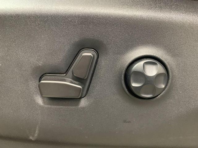 Photo of 2022 Bright White Clearcoat Chrysler Pacifica