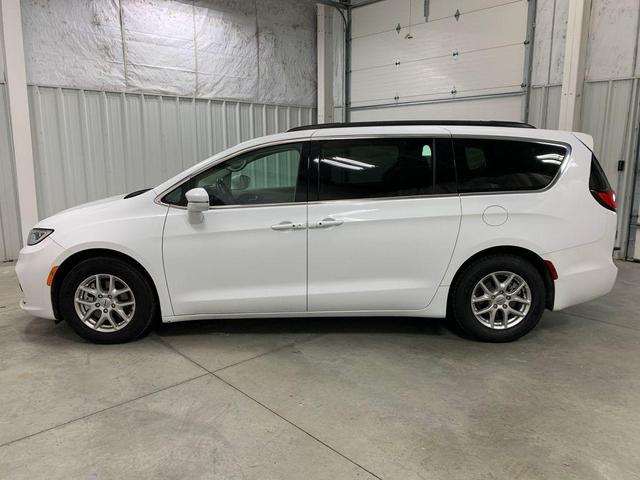Photo of 2022 Bright White Clearcoat Chrysler Pacifica