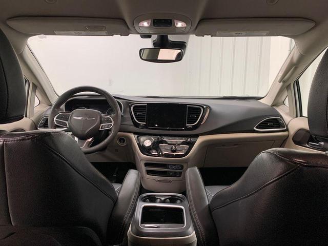 Photo of 2022 Bright White Clearcoat Chrysler Pacifica