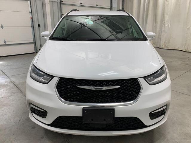 Photo of 2022 Bright White Clearcoat Chrysler Pacifica