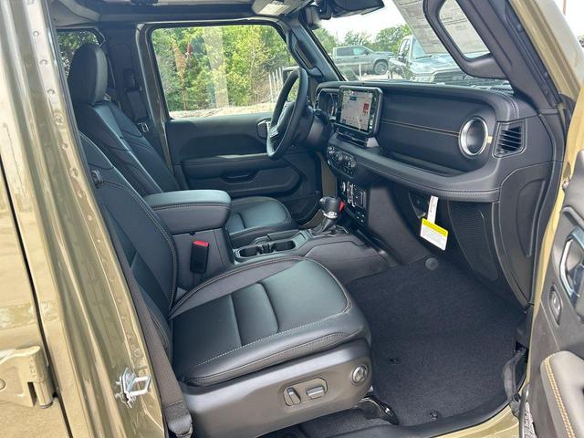 Photo of 2025 41 EXTERIOR PAINT Jeep Gladiator