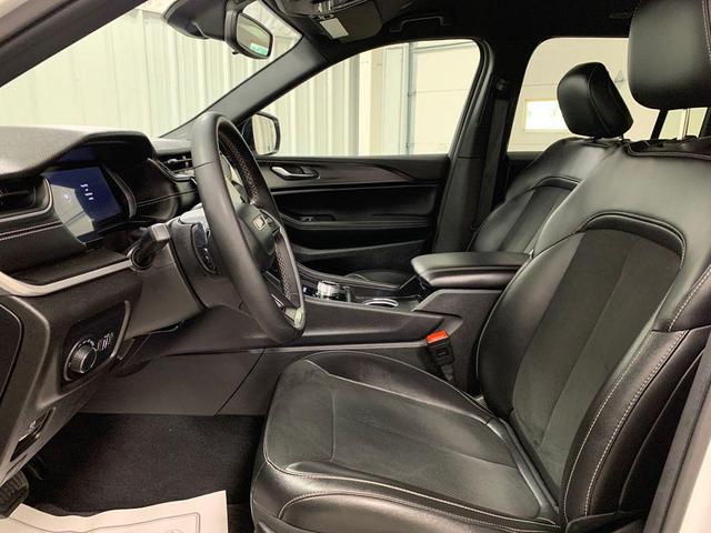 Photo of 2024 Bright White Clearcoat Jeep Grand Cherokee