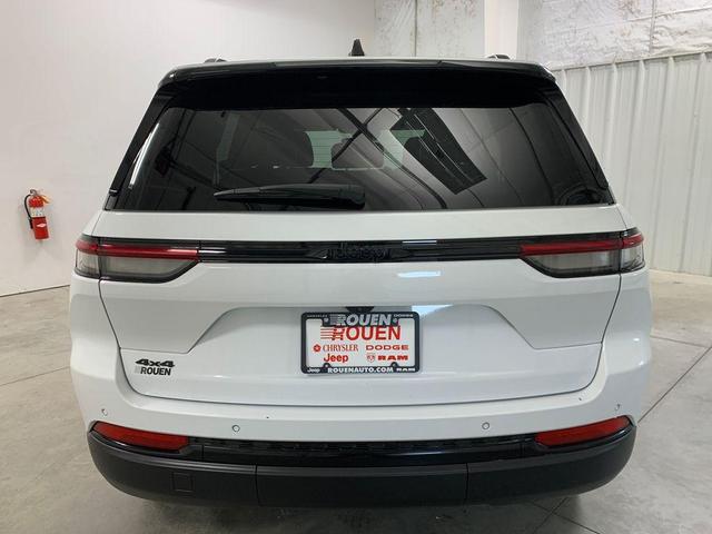 Photo of 2024 Bright White Clearcoat Jeep Grand Cherokee