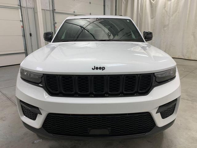 Photo of 2024 Bright White Clearcoat Jeep Grand Cherokee